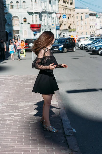 Belle Brune Tourbillonne Dans Une Rue Milieu Ville Rires Sourires — Photo