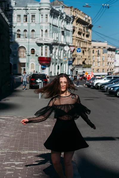 bir sokak ortasında şehir, gülüyor, gülümsüyor, mutluluk, eğlenceli güzel esmer fırtınası