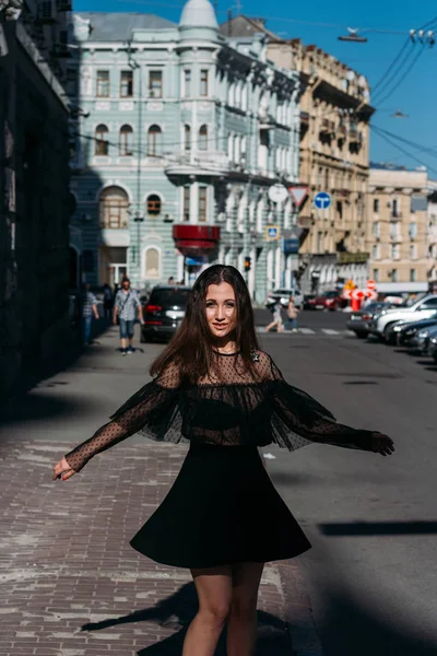 güzel esmer fırtınası, dans etmek bir sokak ortasında şehir, gülüyor, gülümsüyor, mutluluk, eğlence