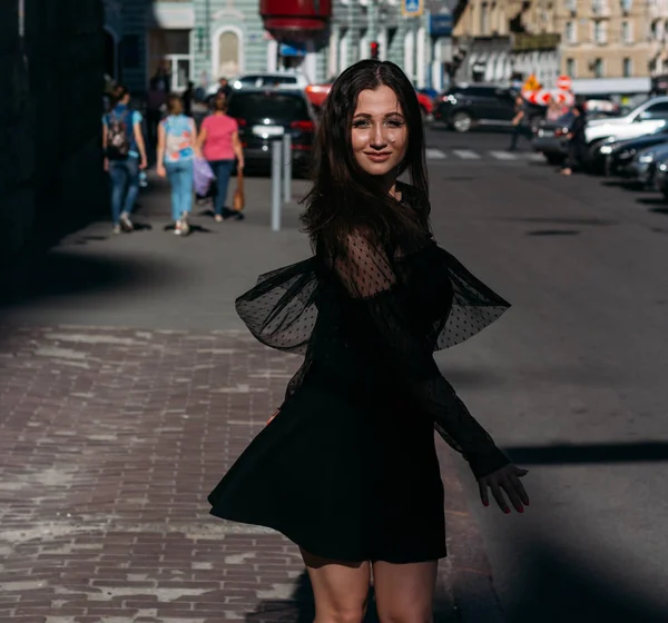 güzel esmer fırtınası, dans etmek bir sokak ortasında şehir, gülüyor, gülümsüyor, mutluluk, eğlence