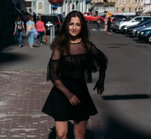 Linda morena gira, dança em uma rua no meio da cidade, ri, sorri, felicidade, diversão — Fotografia de Stock