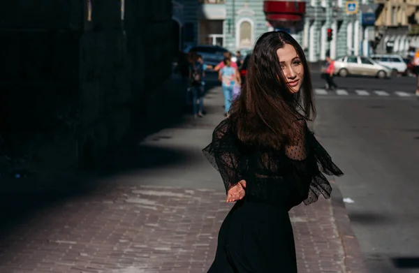 Linda morena gira, dança em uma rua no meio da cidade, ri, sorri, felicidade, diversão — Fotografia de Stock