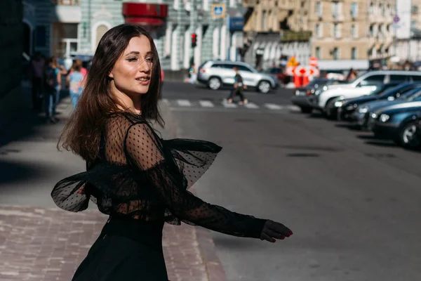 Linda morena gira, dança em uma rua no meio da cidade, ri, sorri, felicidade, diversão — Fotografia de Stock