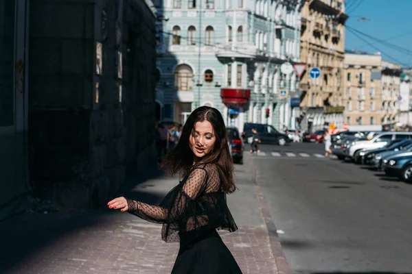 Piękna Brunetka Wiry, tańce na ulicy w środku miasta, śmiech, uśmiechy, szczęście, zabawa — Zdjęcie stockowe