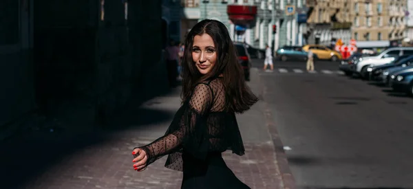 Hermosa Morena Gira Una Calle Centro Ciudad Risas Sonrisas Felicidad — Foto de Stock