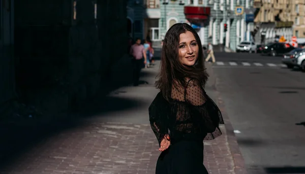 Hermosa Morena Gira Una Calle Centro Ciudad Risas Sonrisas Felicidad —  Fotos de Stock