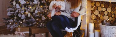 Aile şömine ve Noel ağacı Noel ağacı süsleme inceliyor, şişlik, Kızı Anne kucağına oturur, Baba arkadan sarılarak. Noel sabahı, yılbaşı gecesi