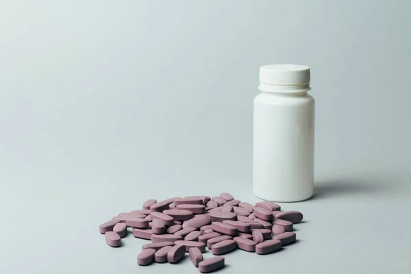 Один Білий Пігулки Пляшку Сірий Фон Зберігання Таблетки Вітаміни Реліз — стокове фото