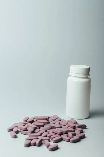 Один Білий Пігулки Пляшку Сірий Фон Зберігання Таблетки Вітаміни Реліз — стокове фото
