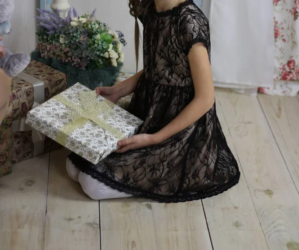 Pigtails Ile Siyah Bir Elbise Hediye Tutan Kız Doğum Günü — Stok fotoğraf