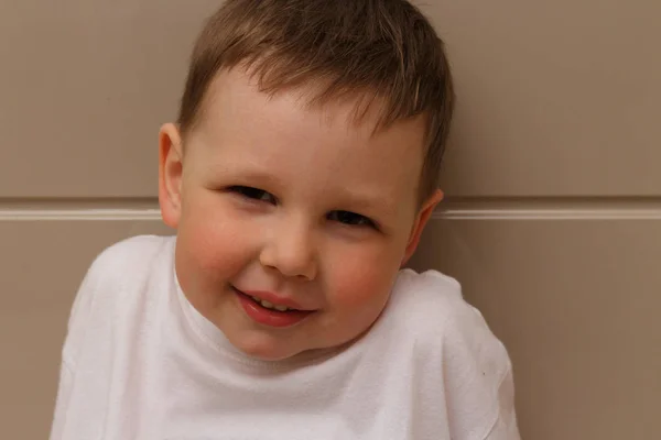 Portrait Small Boy Child White Shirt Beige Background Looking Camera — Stock Photo, Image