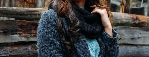 Woman Brown Haired Woman Gray Coat Blue Sweater Black Scarf — Stock Photo, Image