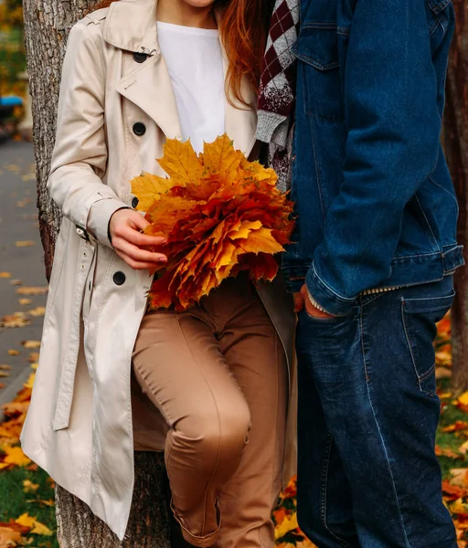 Love Relationship Family People Concept Close Couple Maple Leaf Kissing — Stock Photo, Image