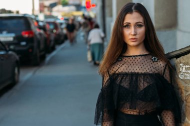 Genç ve güzel kadın moda şık portresi duygusal portresi. Şehir portre. üzgün kız. yıldızlar ve gezegenler bir elbise ile siyah bir elbise esmer. beklenti. rüyalar