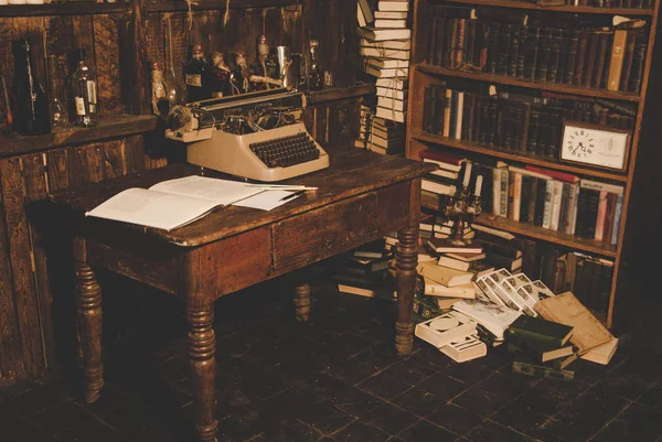 Máquina Escrever Velha Está Mesa Lado Livro Encontra Uma Xícara — Fotografia de Stock