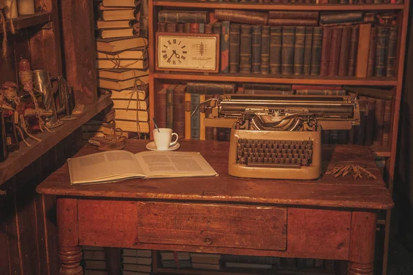 Eski daktilo masaya yanında kitap yatıyor ve kitapların raflarda bir cup.old olduğunu. Araştırmacı, eleştirmen, bilim adamı Vintage Odası,