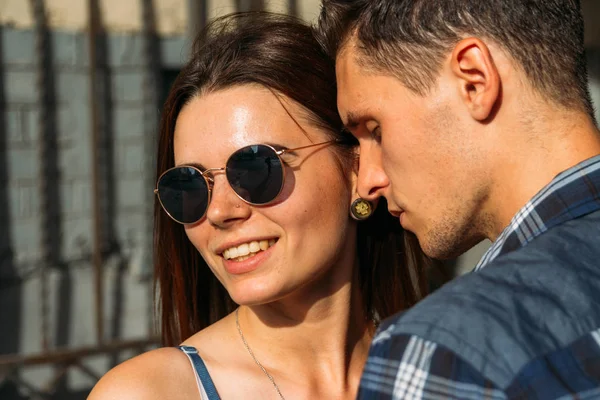 Menina Óculos Sol Sorrindo Homem Pressionado Contra Sua Bochecha Olhos — Fotografia de Stock