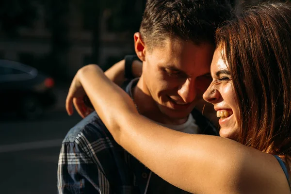 Menina Sorri Abraça Pescoço Cara Com Duas Mãos Homem Sorri — Fotografia de Stock