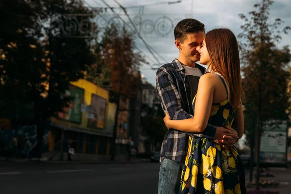 Casal Abraçando Rua Homem Estende Para Beijo Para Fêmea Menina — Fotografia de Stock