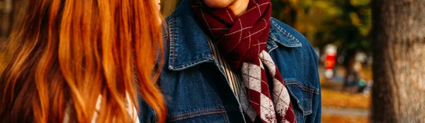 Рыжая Девушка Парень Джинсовой Куртке Клетчатым Шарфом Прогуливаются Осеннему Парку — стоковое фото
