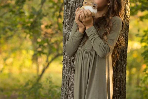 Fille Aux Cheveux Bruns Tient Petit Brun Avec Lapin Blanc — Photo