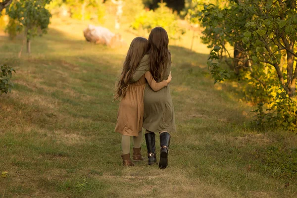 Dvě Dívky Mládež Přejděte Zelené Trávě Všeobjímající Zpět View Hnědé — Stock fotografie