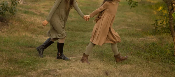 Duas Meninas Adolescentes Mãos Dadas Andar Grama Verde View Lado — Fotografia de Stock