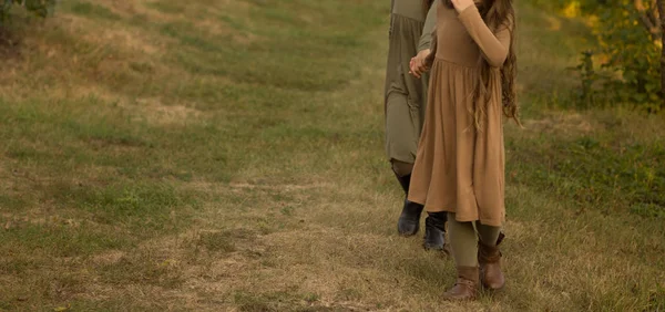 Grass 갈색과 드레스가 이른가 일입니다 최고의 자연에서 Girls Run 사이의 — 스톡 사진