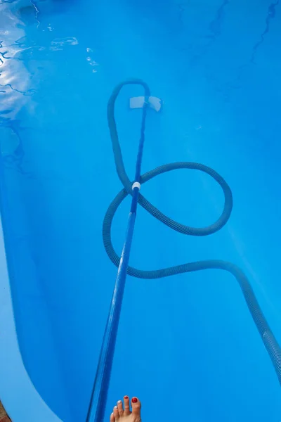 Aspirar la piscina, limpiar y cuidar de la parte inferior del limpiador pool.pool. recoger, absorber basura y suciedad. quita automáticamente las partículas del fondo y los lados del vacío —  Fotos de Stock