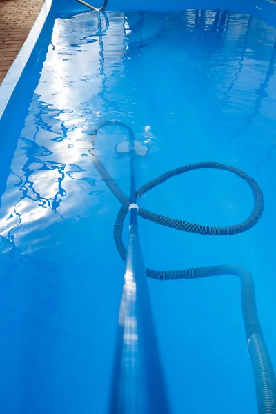 Aspiradora para la piscina, limpiar y cuidar el fondo de la piscina. recoger, absorber basura y suciedad. quita automáticamente las partículas del fondo y los lados del vacío —  Fotos de Stock