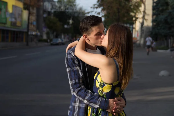 Ο τύπος και το κορίτσι είναι φιλιά στο φόντο του δρόμου, πόλης — Φωτογραφία Αρχείου