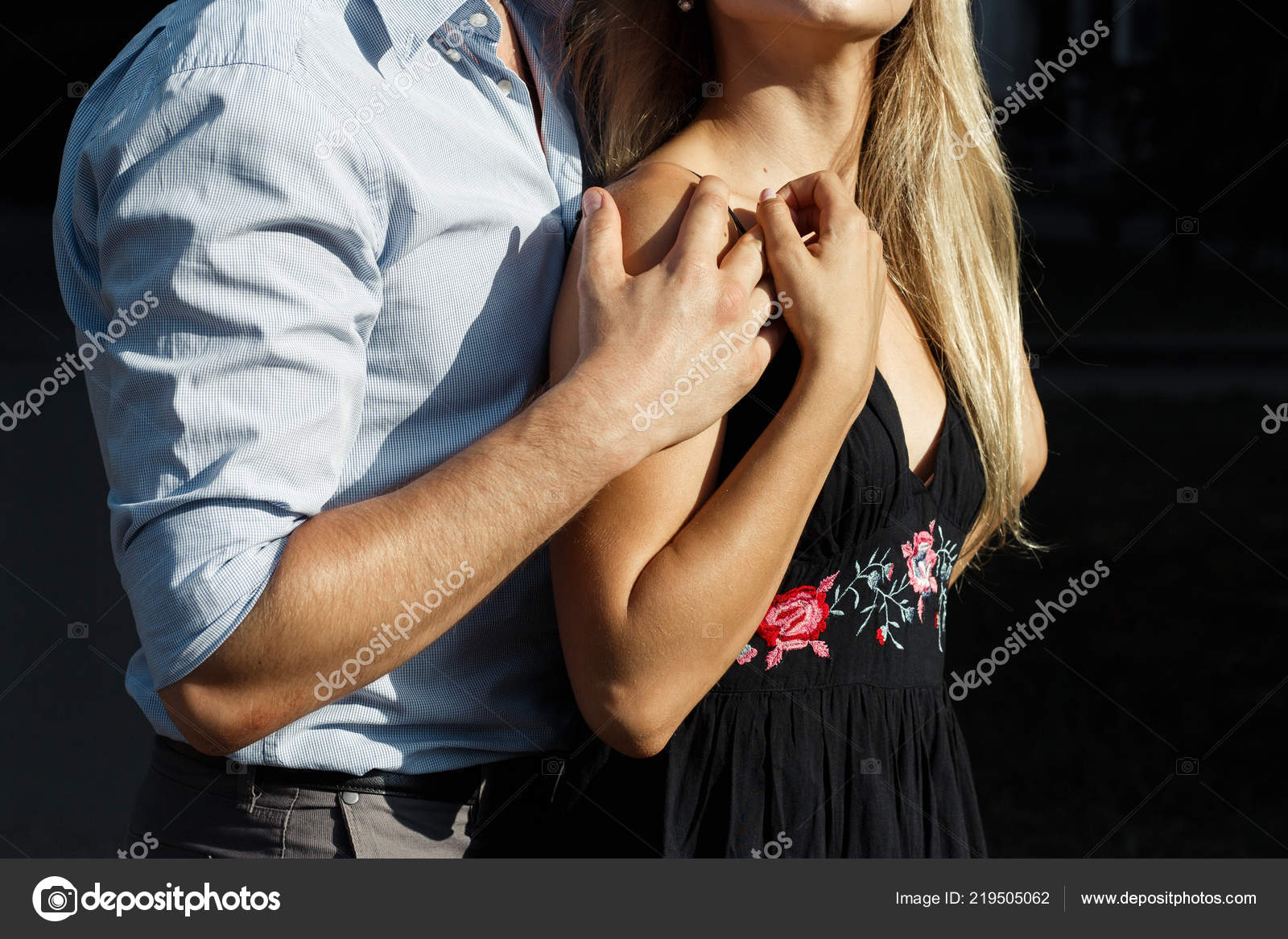 Держит за грудки. Стеснительный мужчина и женщина. Хватает за плечи. В нежных объятьях. Объятия.