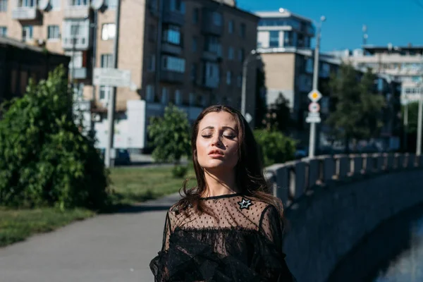 Hermosa Chica Morena Verano Junto Río Ciudad Vestido Negro Pie —  Fotos de Stock