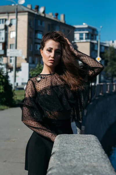 Mooi Meisje Brunette Zomer Door Rivier Stad Een Zwarte Jurk — Stockfoto