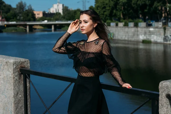 Menina Bonita Morena Verão Junto Rio Cidade Vestido Preto Sozinho — Fotografia de Stock