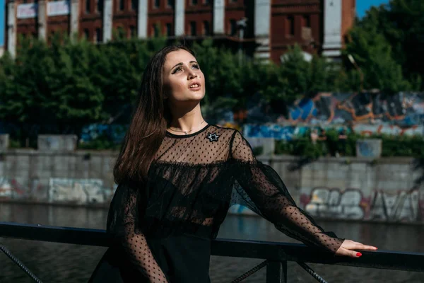 Hermosa Chica Morena Verano Junto Río Ciudad Vestido Negro Pie — Foto de Stock