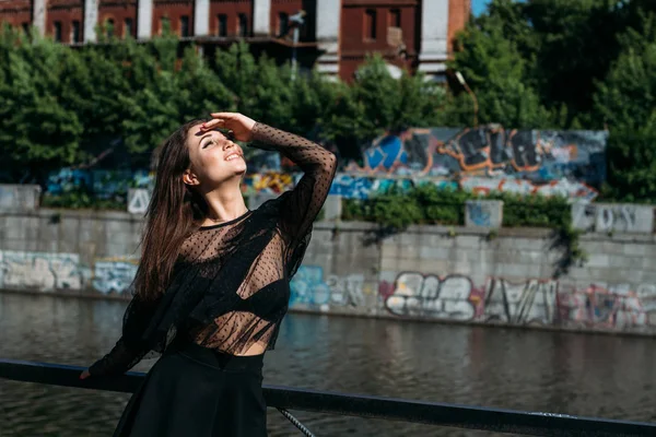 Hermosa Chica Morena Verano Junto Río Ciudad Vestido Negro Pie —  Fotos de Stock