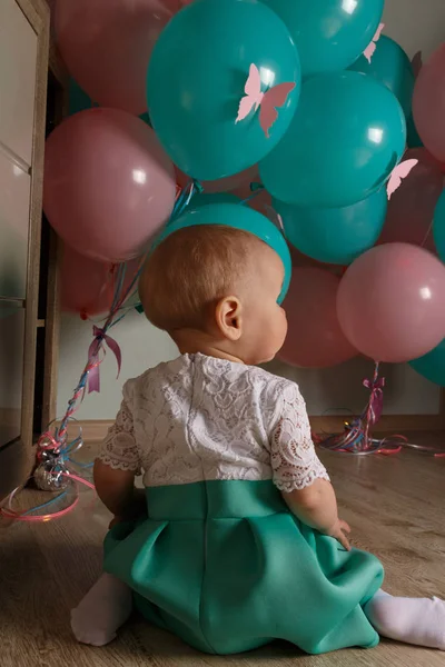 Niña Sentada Suelo Habitación Junto Los Globos Primer Cumpleaños Festejar — Foto de Stock