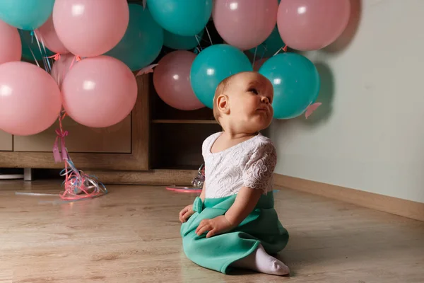 Kis Lány Földön Szobában Mellett Lufi Első Születésnapját Ünnepli Egy — Stock Fotó