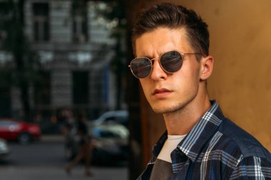 bir adam whish güneş gözlükleri, Erkek portre Close-up. Ülkeye genç adam görüntüsünü kapatın. Sunglasses.Buy gözlüklü beyaz erkek modeli