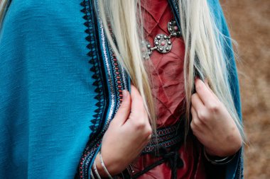 uzun saçlı, Sarışın, pelerin onun pembe elbisenin içinde tutan kız. Keltler