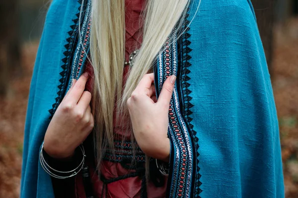 Fille Aux Cheveux Longs Blonde Tenant Une Cape Dans Robe — Photo