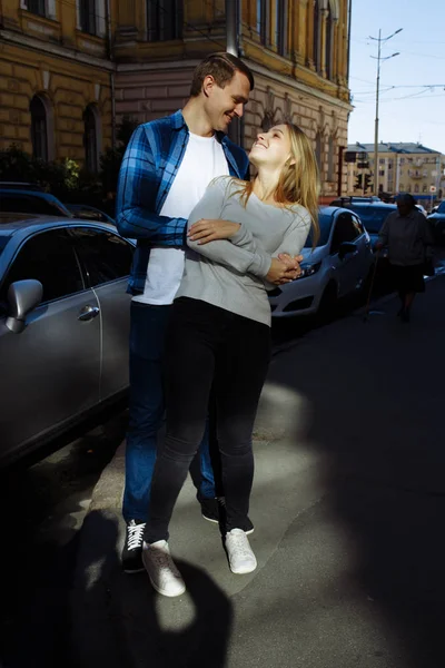 Портрет щасливої пари, що обіймає вулицю, в місті. дата — стокове фото