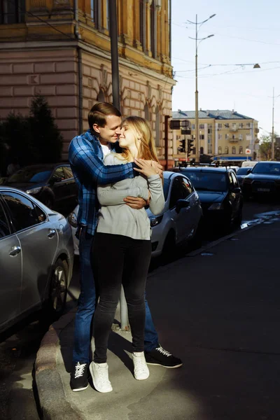 Portret szczęśliwa para, przytulanie na ulicy, w city.standing w lepszy od słońca, Ostre światło. Data — Zdjęcie stockowe