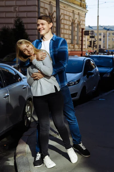 一对幸福的夫妇拥抱在街上, 在城市的肖像. 站在更好的阳光下, 硬光。日期 — 图库照片