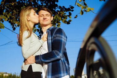 Mutlu bir çift sokakta city.standing daha iyi Güneş'ten sert ışık sarılma portresi. tarihi