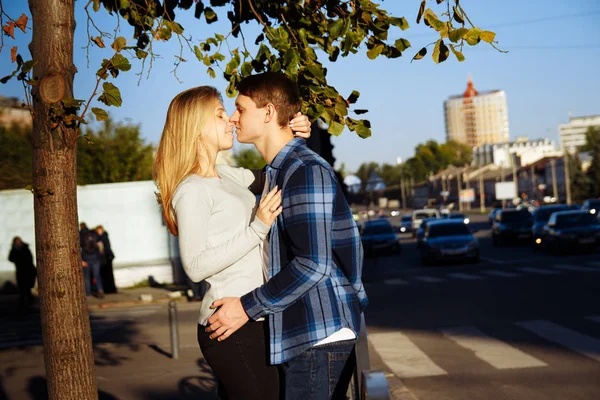 Portret szczęśliwa para, przytulanie na ulicy, w city.standing w lepszy od słońca, Ostre światło. Data — Zdjęcie stockowe