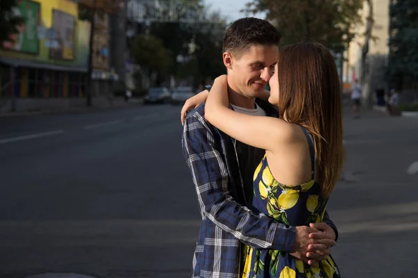 Cara Menina Estão Beijando Fundo Estrada Cidade Love Uma Data — Fotografia de Stock