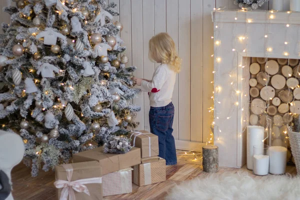 Küçük Kız Noel Ağacın Yanında Yeni Yıl Ayakta Sunar — Stok fotoğraf