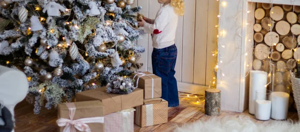 Lille Pige Stående Ved Juletræet Nytår Præsenterer - Stock-foto